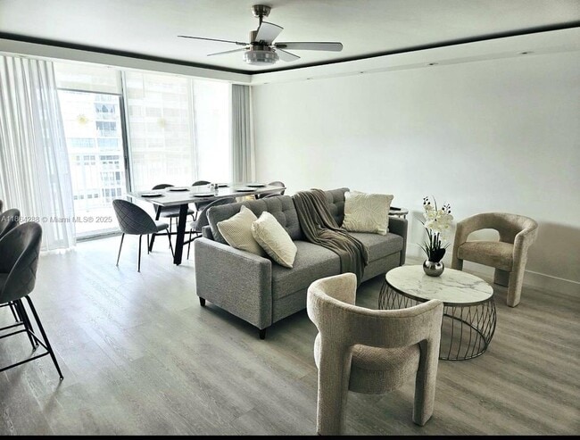 18071 Biscayne Blvd in Aventura, FL - Building Photo - Building Photo