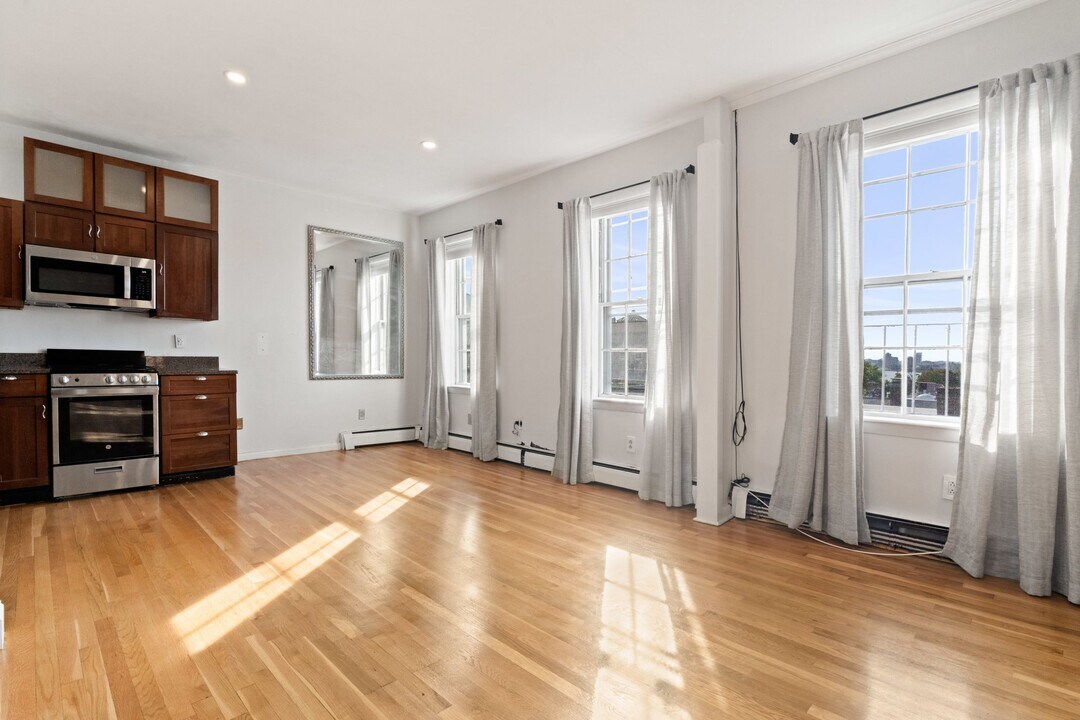 64 W Cedar St in Boston, MA - Building Photo