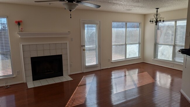 5215 Waltham Ct in Garland, TX - Foto de edificio - Building Photo