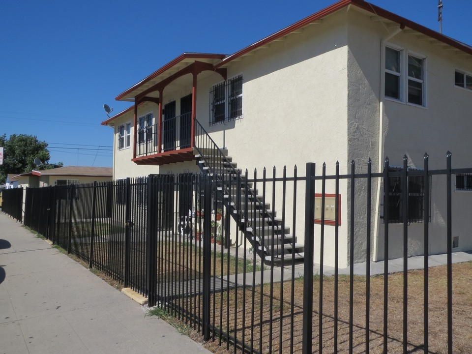 11862 S Broadway in Los Angeles, CA - Building Photo