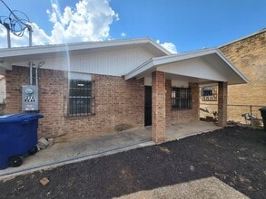 216 N Meadow Ave in Laredo, TX - Building Photo - Building Photo