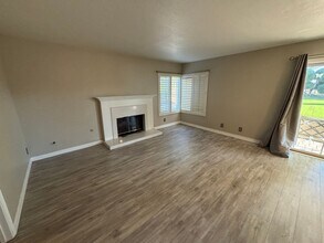 25530 Sheffield Ln in Santa Clarita, CA - Foto de edificio - Building Photo