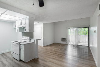 Stone Creek Apartments in Anaheim, CA - Building Photo - Interior Photo