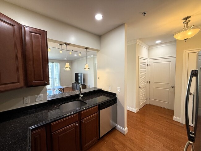 38 Maryland Ave, Unit Penthouse 608 in Rockville, MD - Foto de edificio - Building Photo