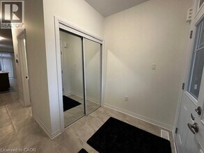 74 Witteveen Dr in Brantford, ON - Building Photo - Building Photo