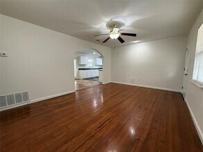 1018 W Saner Ave in Dallas, TX - Building Photo - Building Photo