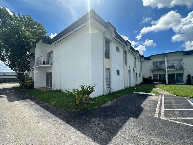 7215 SW 94th Pl in Miami, FL - Building Photo - Building Photo