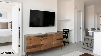 1007 S Mint St, Unit 712 in Charlotte, NC - Building Photo - Building Photo