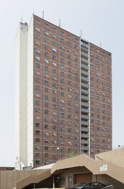 1011 Lansdowne Ave Apartments in Toronto, ON - Building Photo