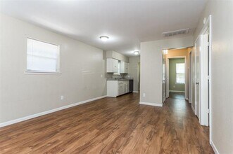 705 W Belknap St in Ennis, TX - Building Photo - Building Photo