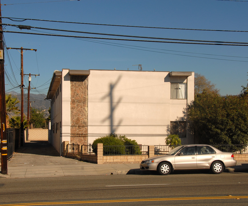 Gladellen Apartments in Azusa, CA - Building Photo