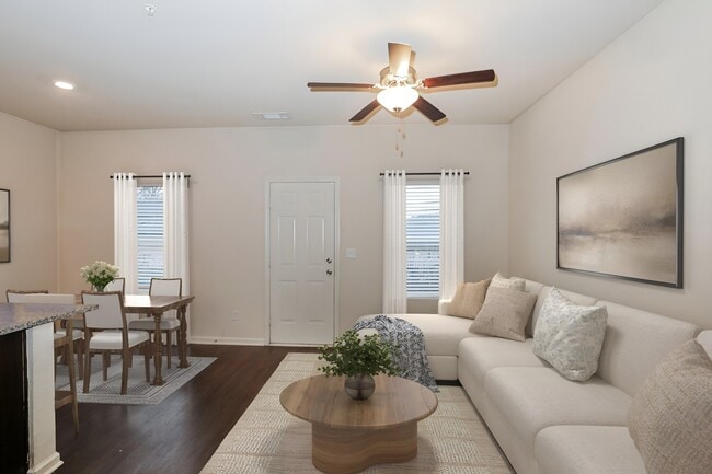 1010 Highwood Ln in East Point, GA - Foto de edificio - Building Photo