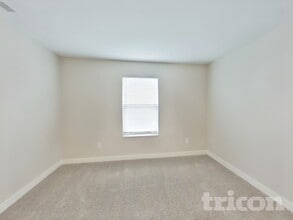 1303 Eton Wy in Avon, IN - Foto de edificio - Building Photo