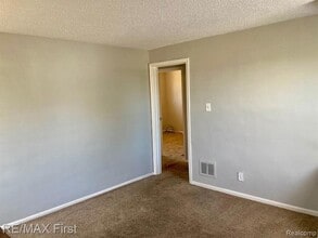 1321 W Nine Mile Rd in Ferndale, MI - Building Photo - Building Photo