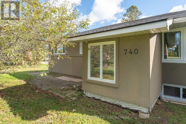 740 Collins Bay Rd in Kingston, ON - Building Photo - Building Photo
