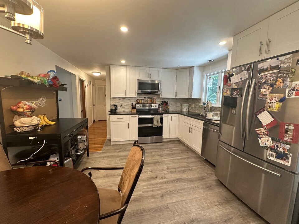 121 Bedford St in Waltham, MA - Building Photo