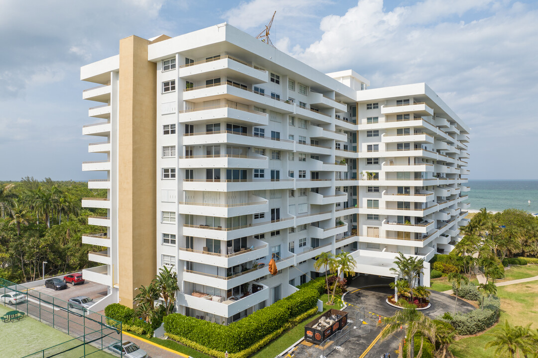 Commodore Club East in Key Biscayne, FL - Building Photo