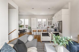 381 E Greenbriar Ln in Dallas, TX - Building Photo