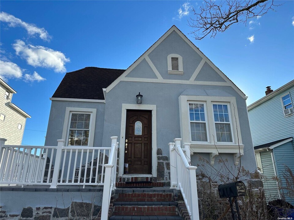 560 E Hudson St in Long Beach, NY - Building Photo