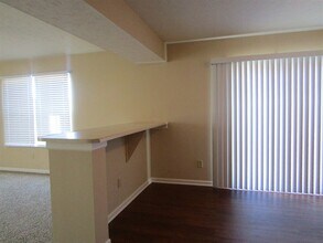 1518 Bluestem Dr in Greenwood, IN - Foto de edificio - Building Photo