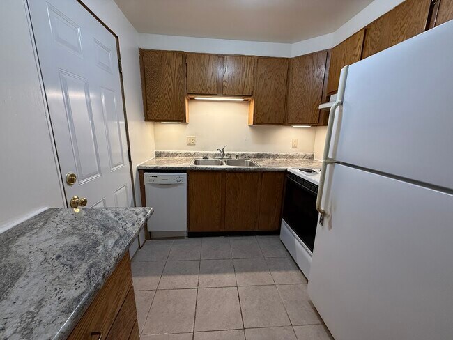 2410-2506 Brentwood Pkwy in Madison, WI - Building Photo - Building Photo