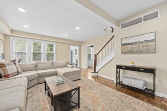 7 Cumnor Rd in Westmont, IL - Building Photo - Building Photo