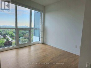 115 McMahon Dr in Toronto, ON - Building Photo - Building Photo