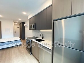 720-720 K. L. O. Rd in Kelowna, BC - Foto de edificio - Building Photo