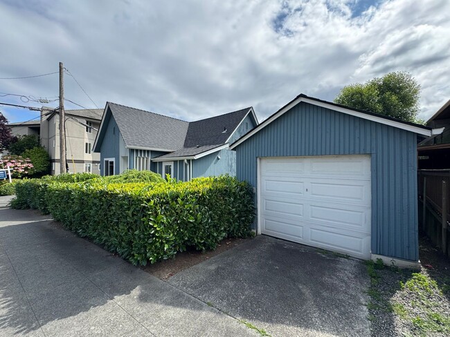 2490 Dexter Ave N in Seattle, WA - Building Photo - Building Photo