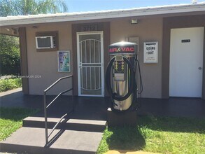 3720 N Pine Island Rd in Sunrise, FL - Building Photo - Building Photo