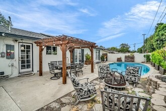 1880 N Greengrove St in Orange, CA - Foto de edificio - Building Photo