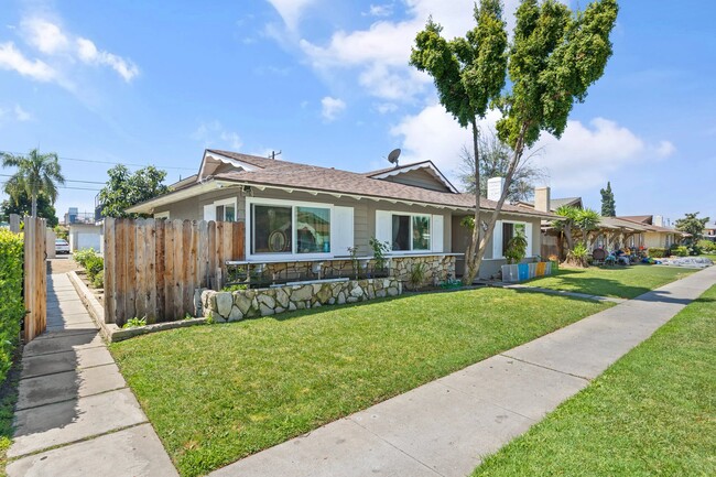 1556 E Benmore Ln in Anaheim, CA - Building Photo - Building Photo