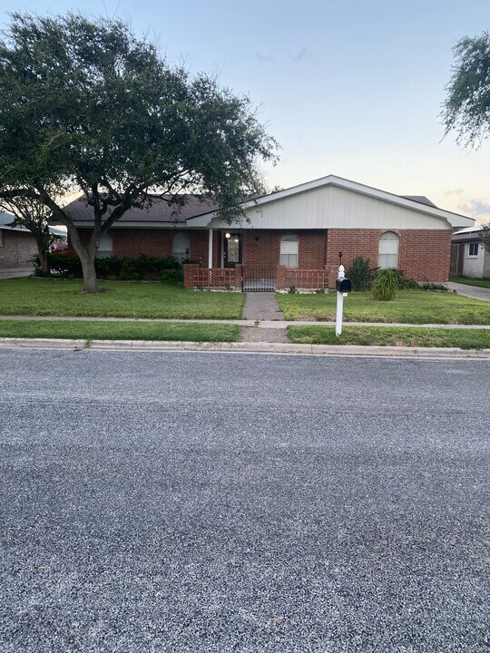 127 Chiltipin Dr in Portland, TX - Building Photo