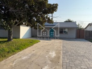 2312 Castro Ln in Bakersfield, CA - Building Photo - Building Photo