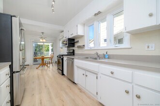 231 Flax Hill Rd in Norwalk, CT - Building Photo - Building Photo