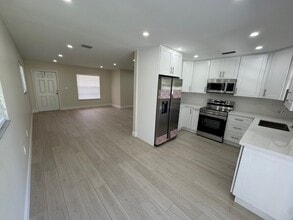 7335 SW 23rd St in Miami, FL - Building Photo - Building Photo