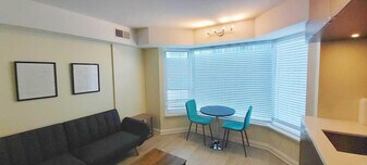 55 Avenue Rd in Toronto, ON - Building Photo