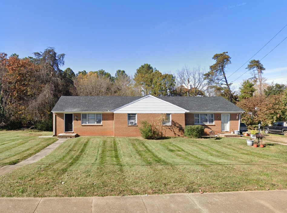 9826 Village Hwy, Unit 2 in Concord, VA - Foto de edificio