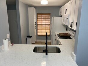 2852 Stillwell Ct, Unit 2 in New Port Richey, FL - Foto de edificio - Building Photo