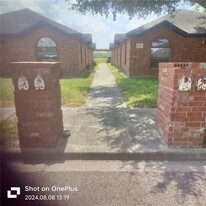 2 West Dr in Edinburg, TX - Building Photo