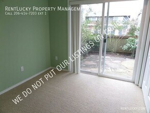 8533 Stone Ave N in Seattle, WA - Foto de edificio - Building Photo