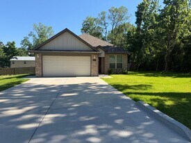 11158 Lake Dr W in Willis, TX - Building Photo