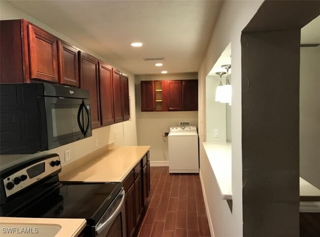 250 10th St NE in Naples, FL - Building Photo - Building Photo