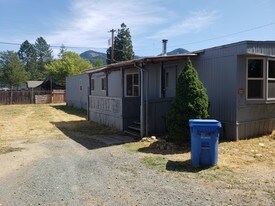 8506 E Evans Creek Rd in Rogue River, OR - Building Photo