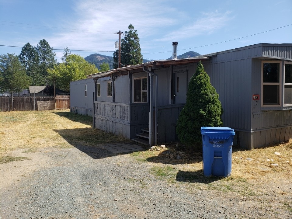 8506 E Evans Creek Rd in Rogue River, OR - Foto de edificio