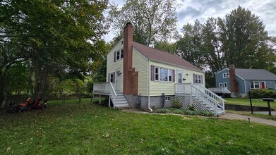57 Maynard Rd in Dedham, MA - Foto de edificio - Building Photo