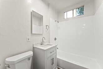 2627 West Blvd-Unit -20 in Los Angeles, CA - Building Photo - Building Photo