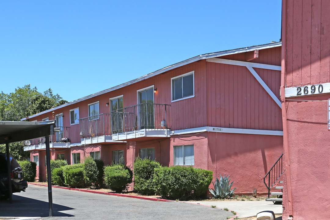 Villa Pines in Fresno, CA - Building Photo