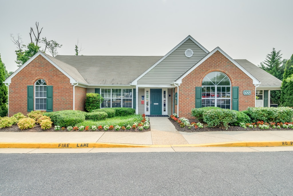 Crestview Apartments in Fredericksburg, VA - Foto de edificio