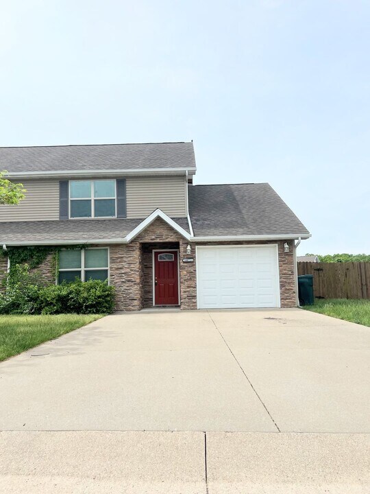 16075 Holy Cross Ln in St. Robert, MO - Building Photo